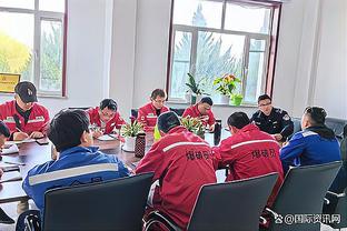 Trận đấu cúp châu Á của Lâm Lương Minh đang đá, đội bóng giải tán......